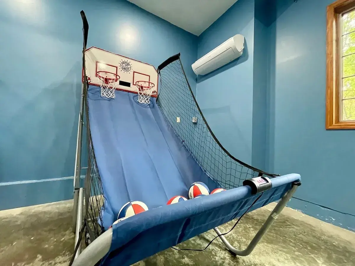 An arcade basketball game