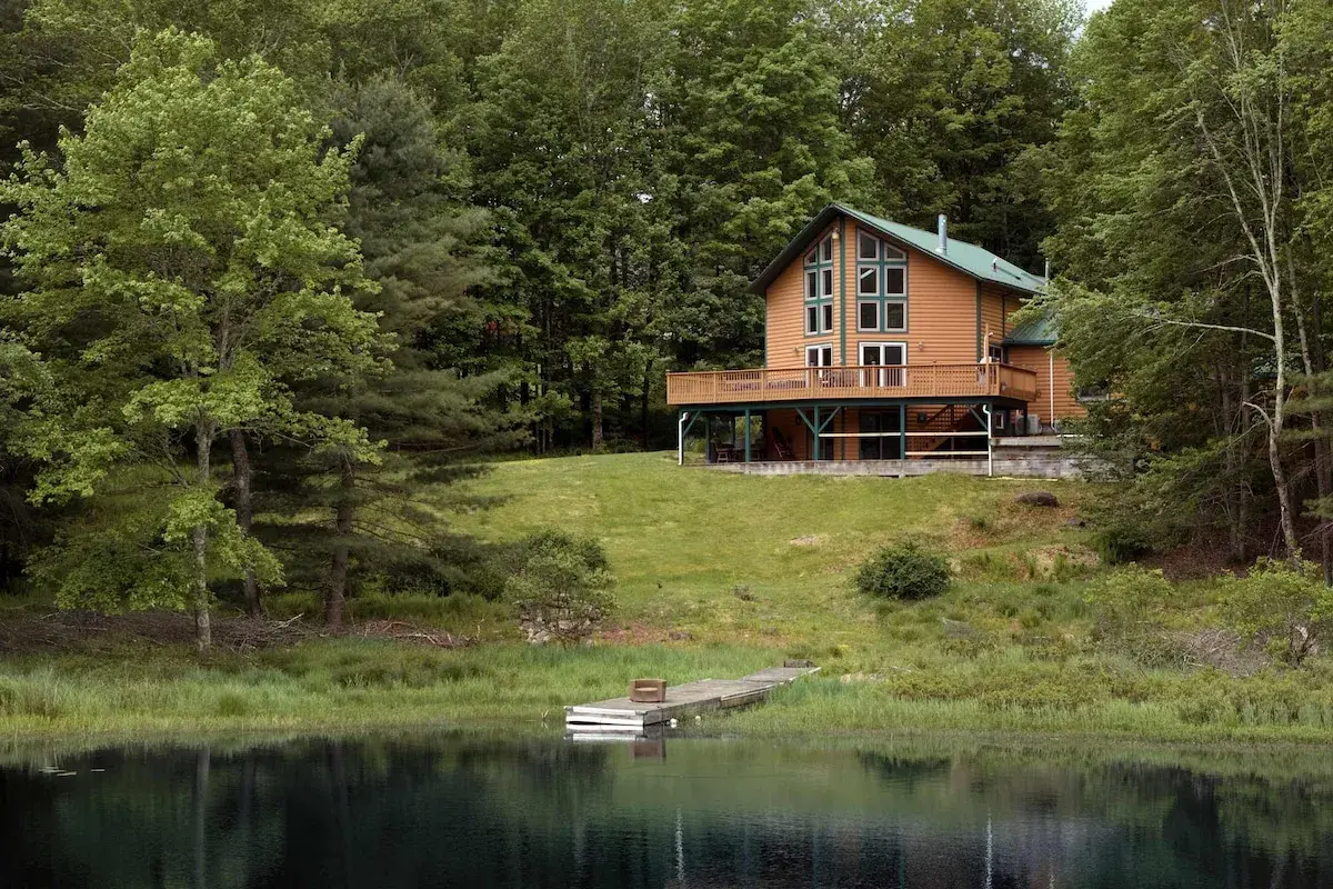 The house above the lake, the dock below